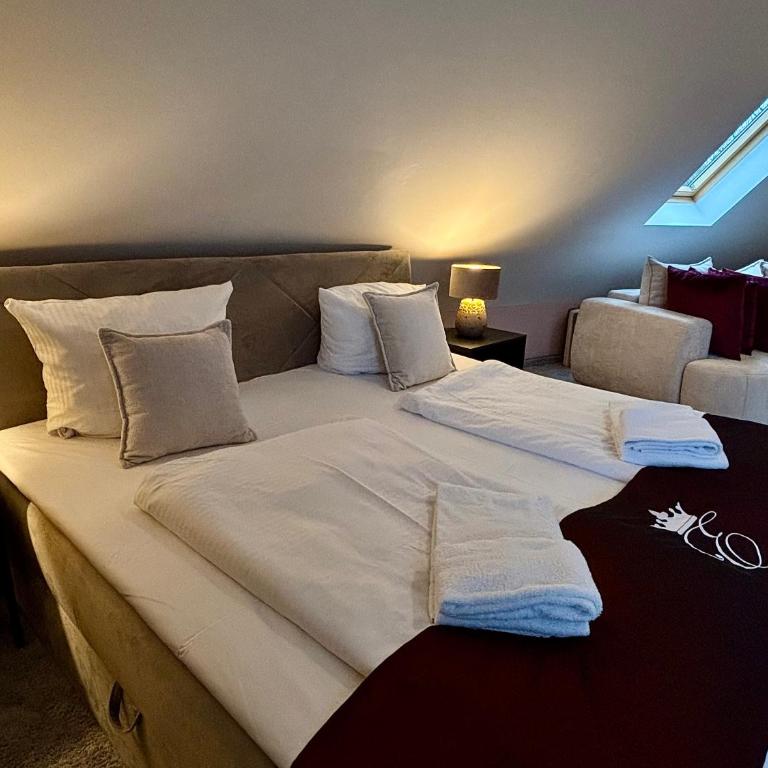 Empress Boutique Hotel - Suite mit Kingsize-Bett und Balkon - 1