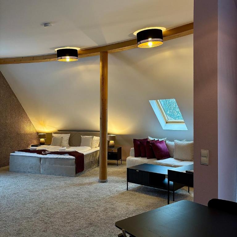 Empress Boutique Hotel - Suite mit Kingsize-Bett und Balkon - 2