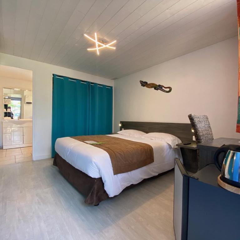 Hotel Des 4 Vents - Chambre Double avec Salle de Bains Privative - 2