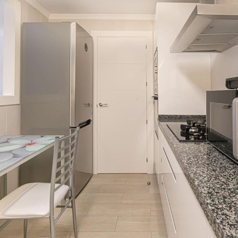 Apartamento Miraflores Marbella - Four-Bedroom Apartment with Balcony - 10