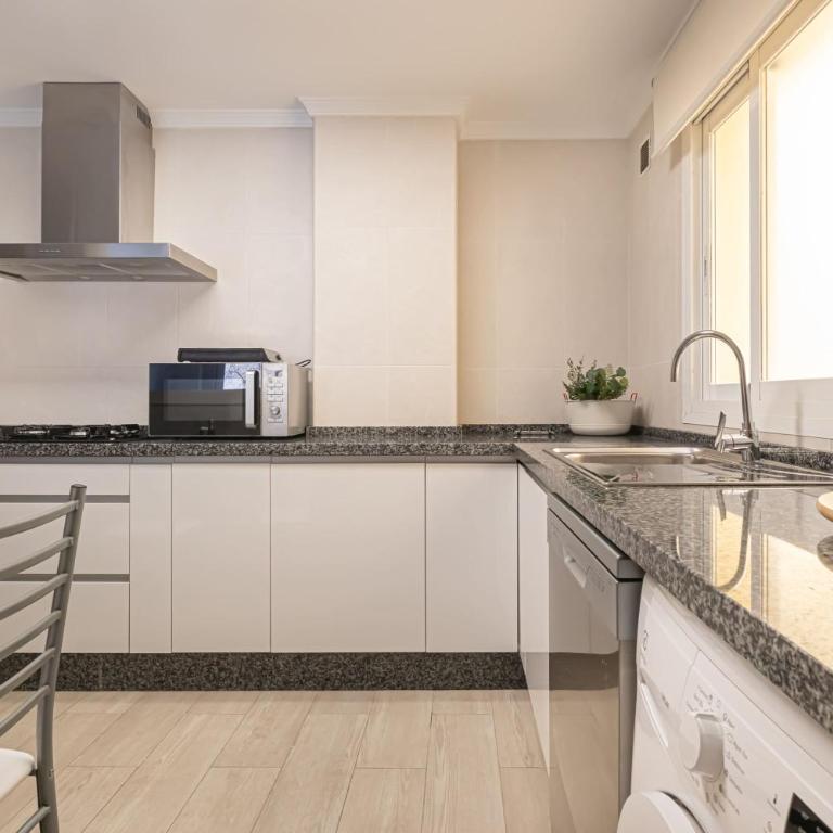 Apartamento Miraflores Marbella - Four-Bedroom Apartment with Balcony - 9