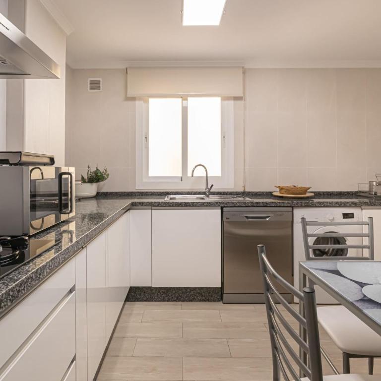 Apartamento Miraflores Marbella - Four-Bedroom Apartment with Balcony - 8