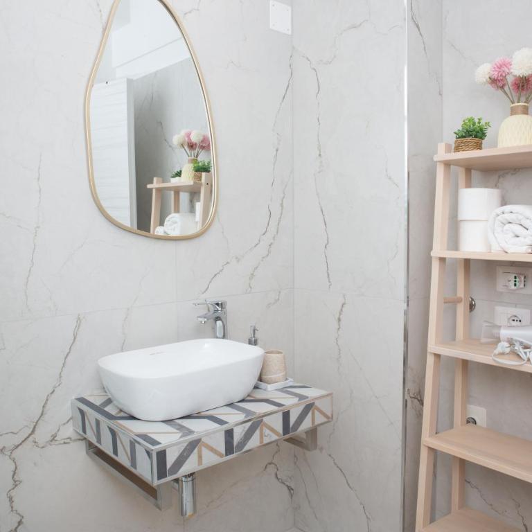 Sunny's Suite - 8min from Colosseum - Appartamento con 3 Camere da Letto - 1