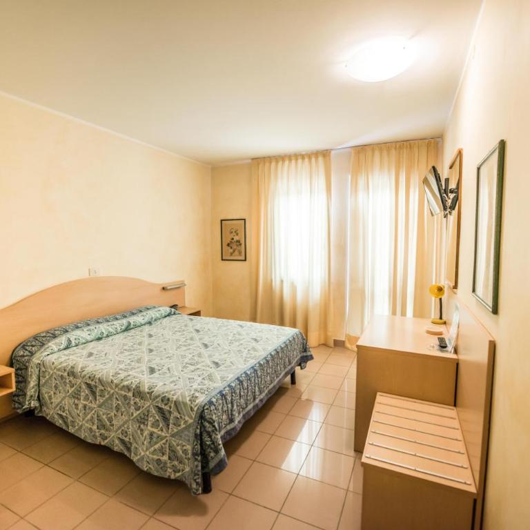 Hotel Johnson - Camera Matrimoniale con Balcone - 4