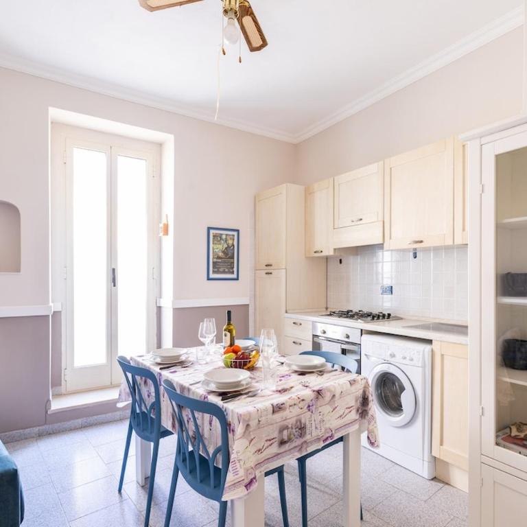 Eco-Dimore - Centro Storico Piazzetta Petrone - Appartamento con 2 Camere da Letto - 2