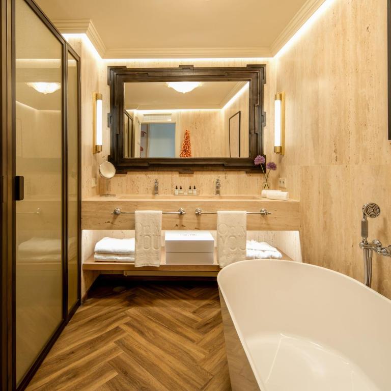 Only YOU Hotel Sevilla - Habitación Doble Premium con bañera - 5