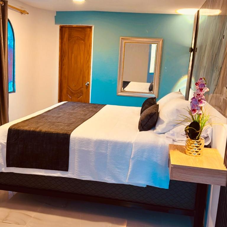 Hotel y Termales Castillo Del Lago Guatape - Deluxe Double Room with Extra Bed - 2