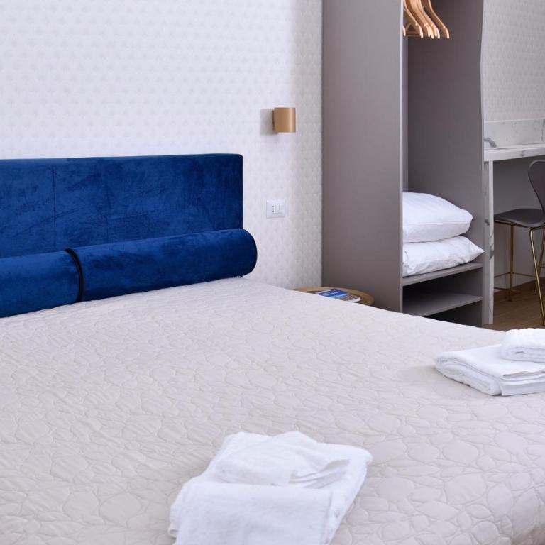 Rivieras House - Central Suites Naples - Camera Matrimoniale Deluxe - 2