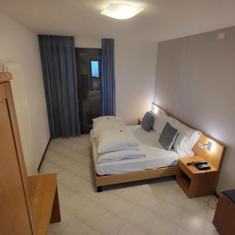 Villa Josefine Lake Front beach and Pool - Camera Matrimoniale con Vista Giardino - 5