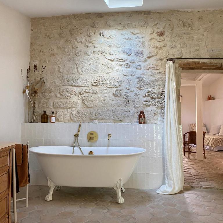 La Maison du Puisatier • Centre historique • Piscine chauffée •Jardin - Maison 3 Chambres - 38