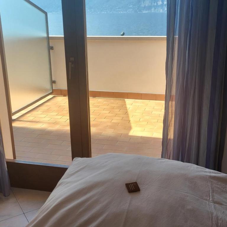 Villa Josefine Lake Front beach and Pool - Camera Matrimoniale con Terrazza - 27