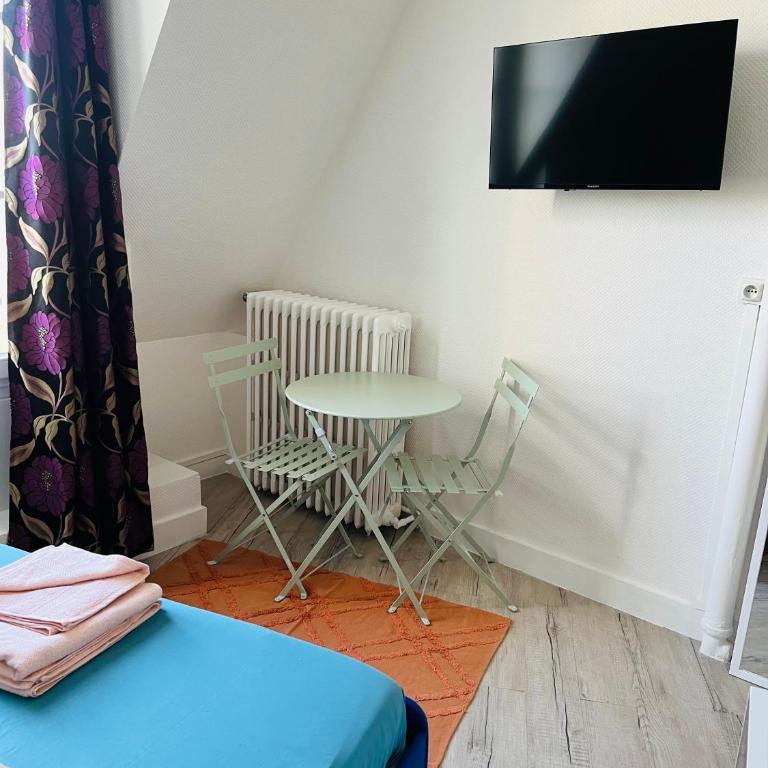 Place équipe au Coeur de Paris avec Vue sur l'Arc de Triomphe et la Tour Eiffel - Chambre Double avec Salle de Bains Privative - 16