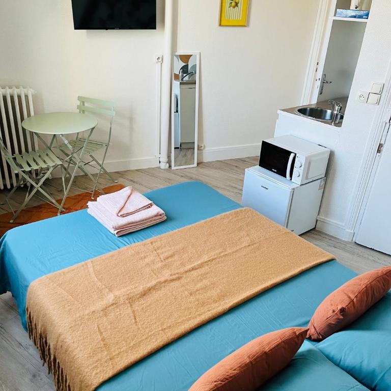 Place équipe au Coeur de Paris avec Vue sur l'Arc de Triomphe et la Tour Eiffel - Chambre Double avec Salle de Bains Privative - 11