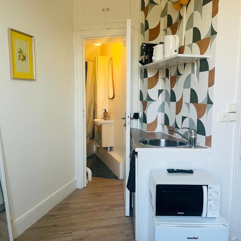 Place équipe au Coeur de Paris avec Vue sur l'Arc de Triomphe et la Tour Eiffel - Chambre Double avec Salle de Bains Privative - 19
