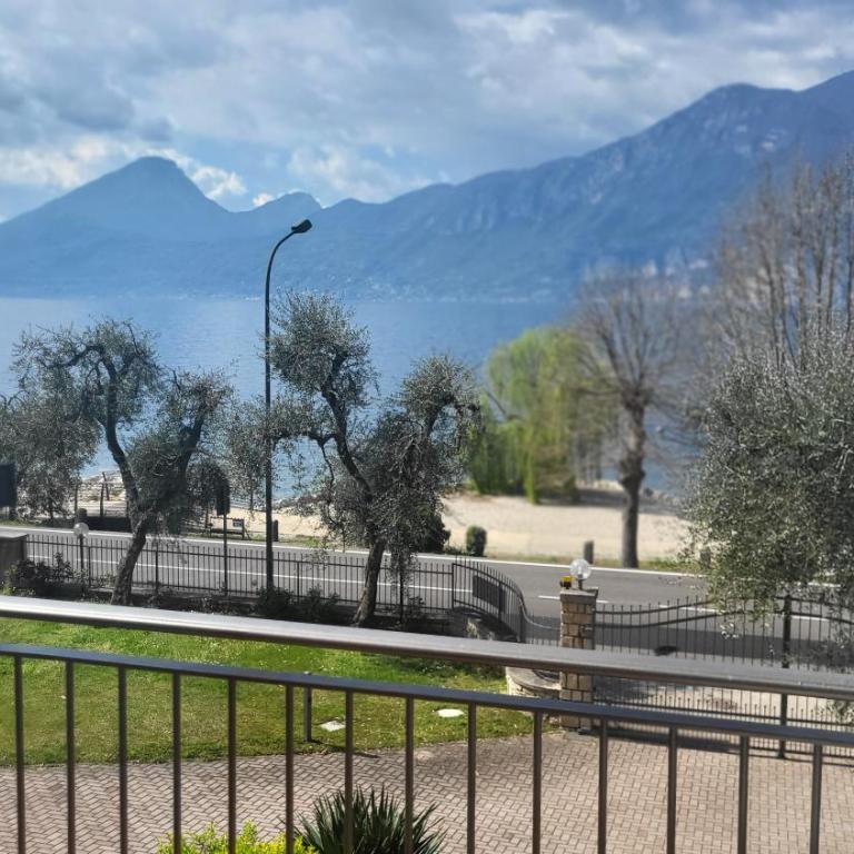 Villa Josefine Lake Front beach and Pool - Camera Matrimoniale con Balcone - 7