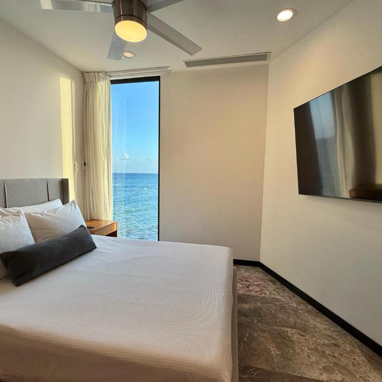 It Beach Condo - 2 BR Duplex with Private Rooftop and Pool - Oceanfront - 18