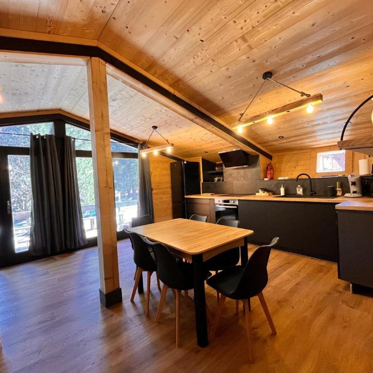 Chalet l'Epicéa T3 sous les pins à 5 min à pied des pistes et commerces - Chalet - 5