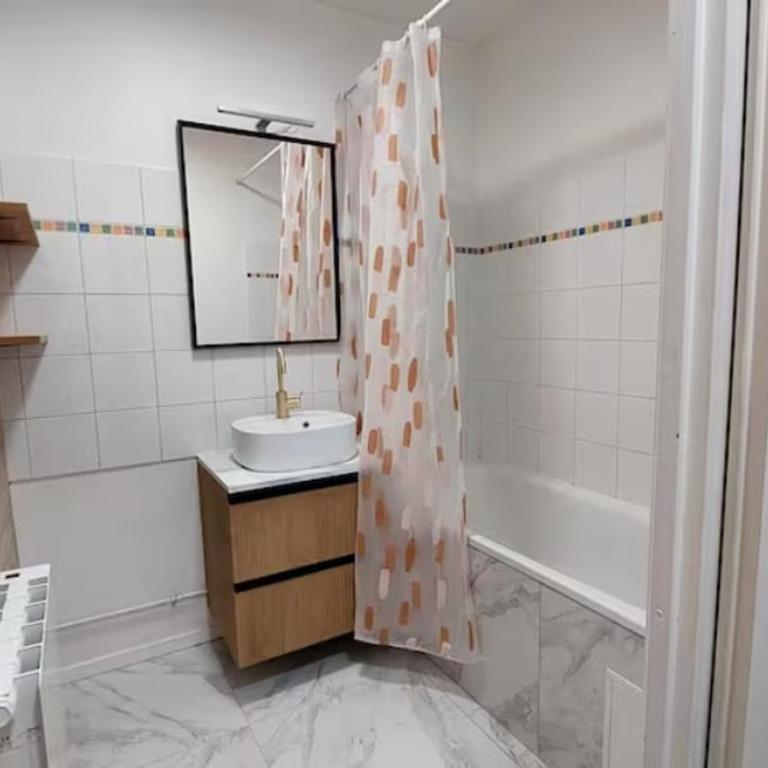 Grand F2 de 50m2 pour 4 personnes - Paris 10eme Gare du Nord, Stade de France - One-Bedroom Apartment - 25