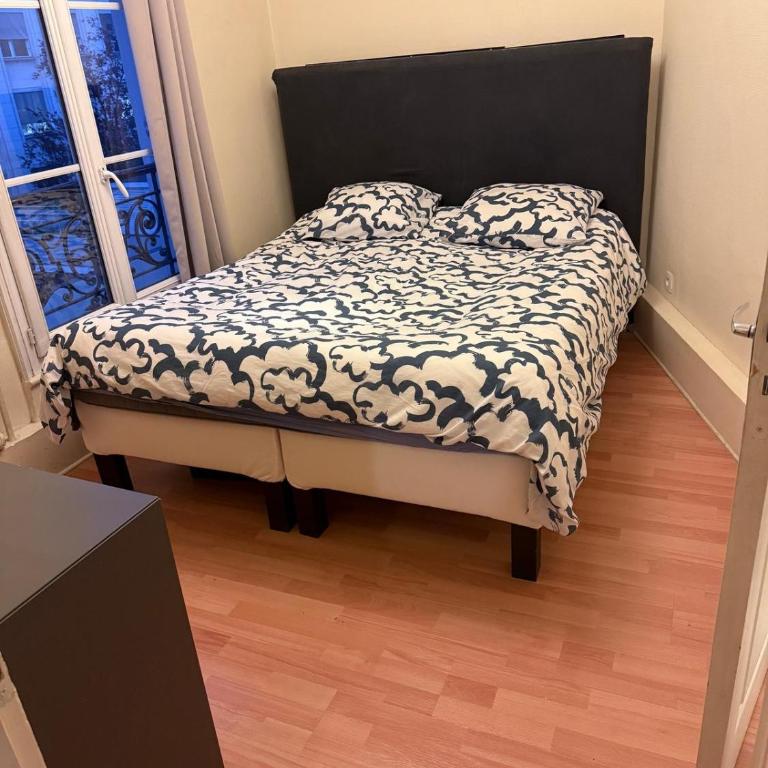 Amazing 1 bedroom, 30sec from Arc de Triomphe - One-Bedroom Apartment - 4