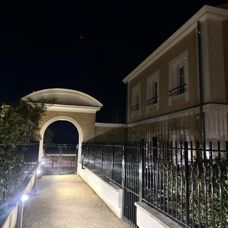Family's house - Villa proche de la vallée village et Disneyland paris ,2 parkings, air condition - Maison de Vacances 4 Chambres - 45