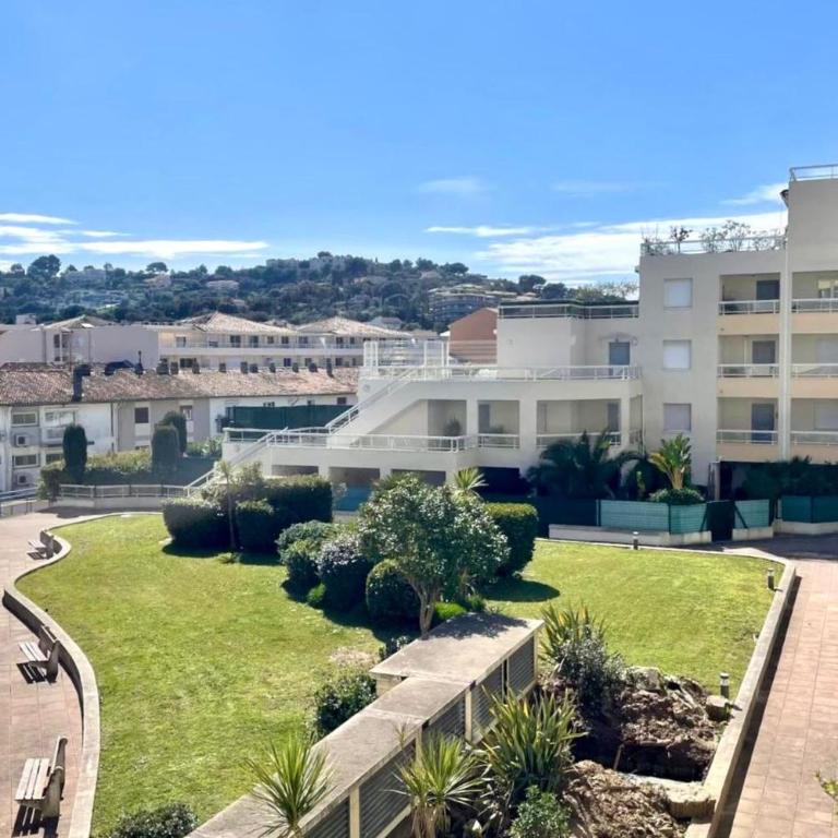 Apartment with terrace in Cavalaire-sur-Mer - Apartment - 1