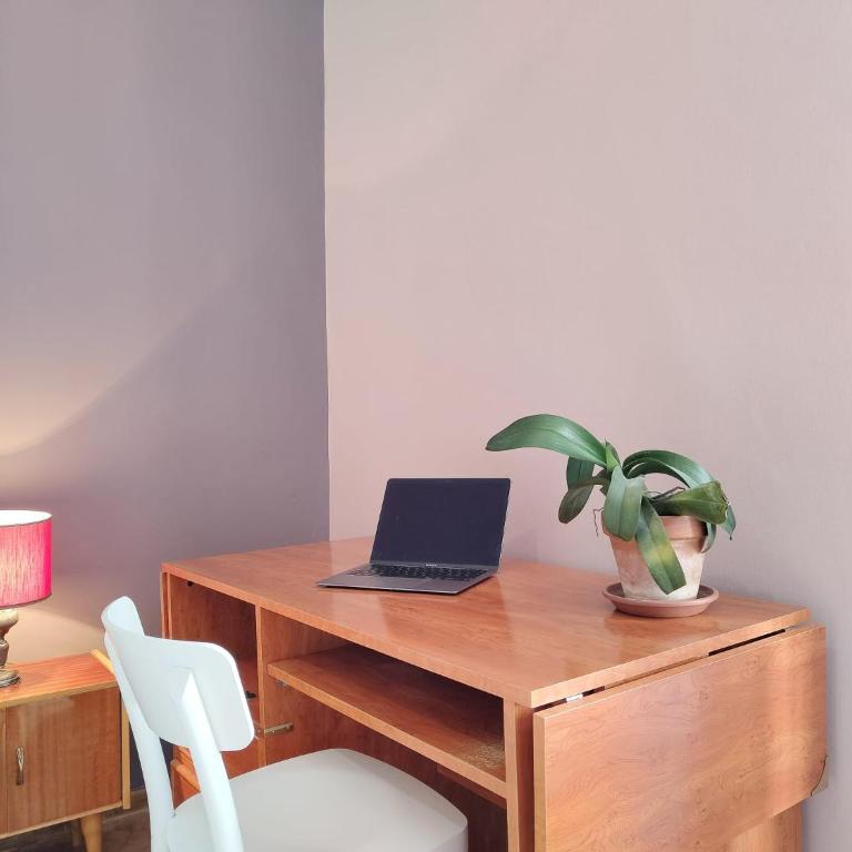B7 Hostal - Economy Triple Room with Shared Bathroom - 6