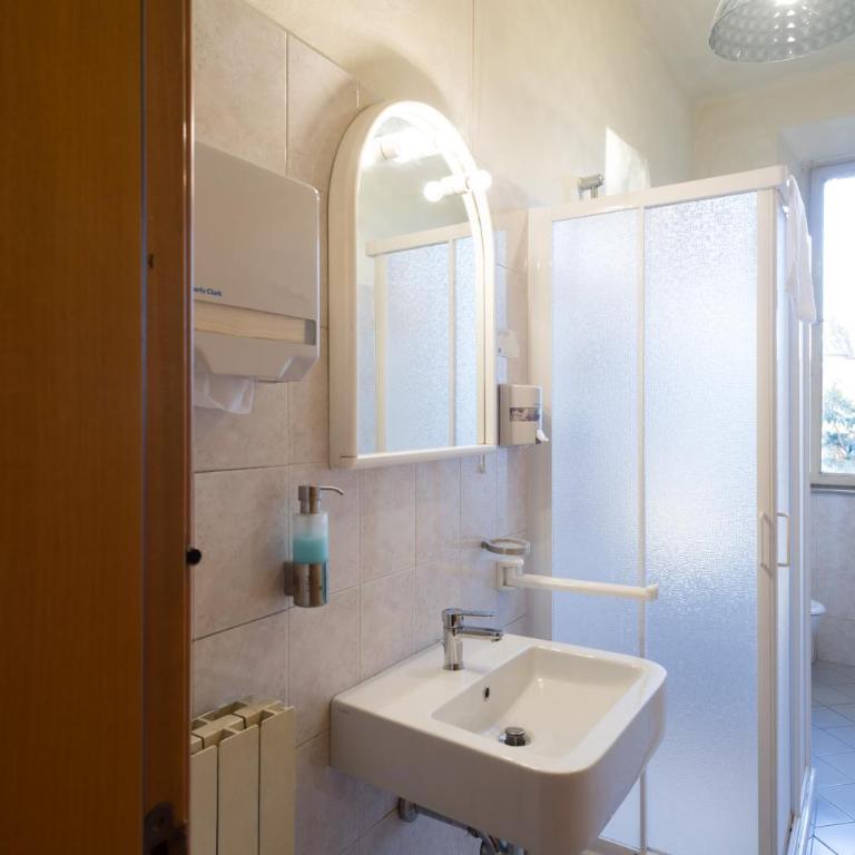 Hotel Moderno - Camera Matrimoniale/Doppia con Letti Singoli con Bagno in Comune - 11