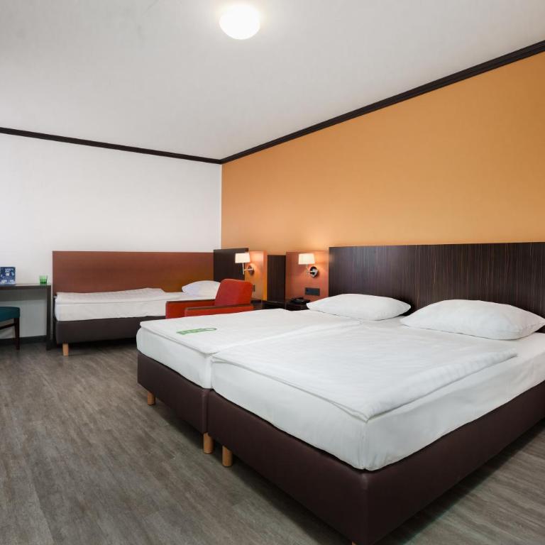 Trans World Hotel Donauwelle - Comfort Dreibettzimmer - 1