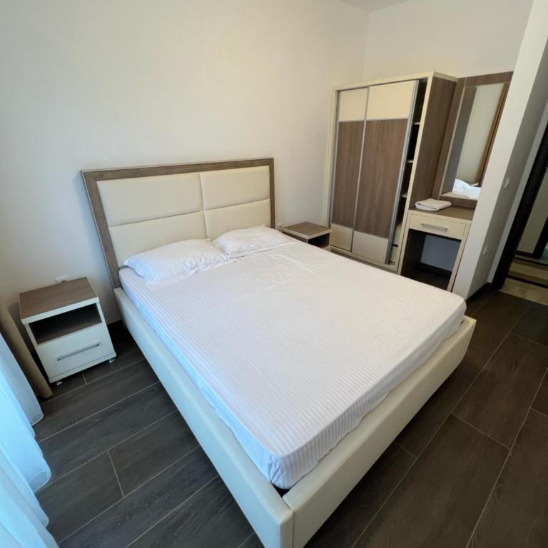 Iris 1 - One-Bedroom Apartment - 5