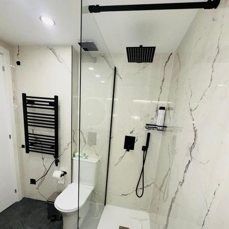 Apartamento cuatro habitaciones a 15 minutos del centro de Madrid - Apartment - 4