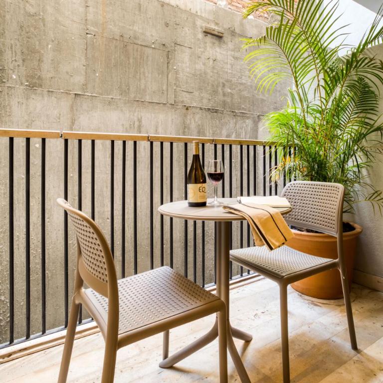 Collections by ULIV Palacio - One-Bedroom Apartment with Balcony - 2
