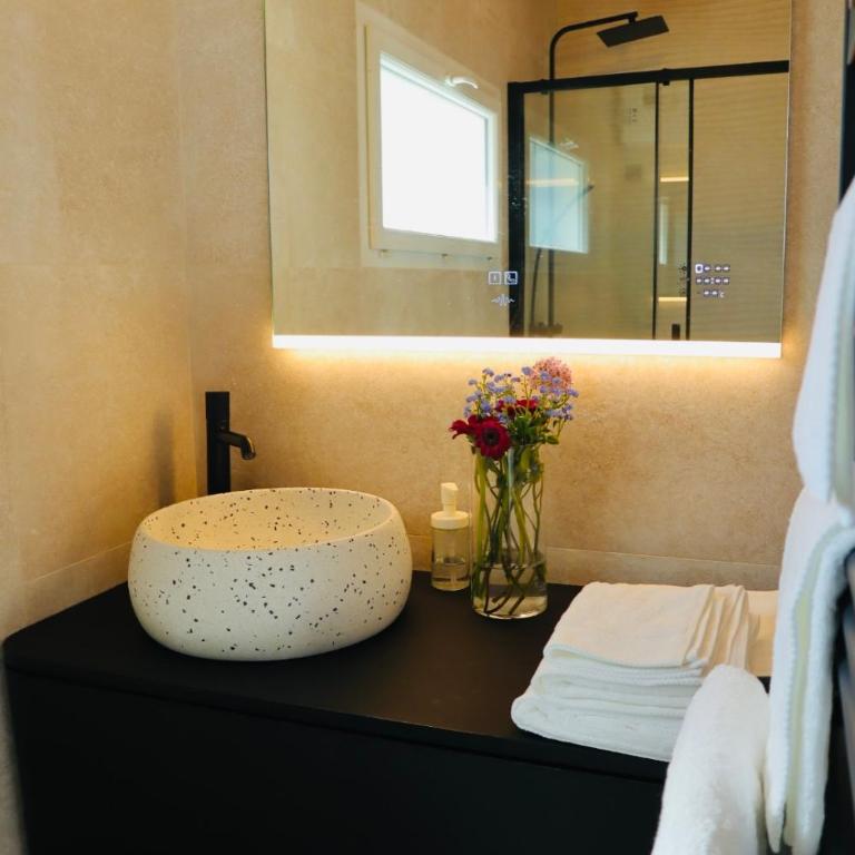 Suite climatisée Jacuzzi privatif Li Li et Rose - Chambre Lit King-Size avec Baignoire Spa - 6