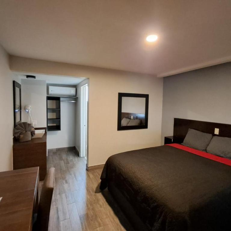 Lizvan Hotel-Motel - Queen Room - 1