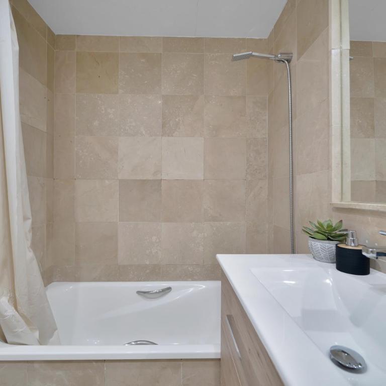 Palm Beach Residency - Beachside with Free Parking - Apartamento de 2 dormitorios con terraza y vistas al mar - 33