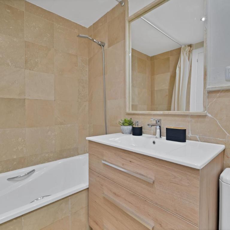 Palm Beach Residency - Beachside with Free Parking - Apartamento de 2 dormitorios con terraza y vistas al mar - 31