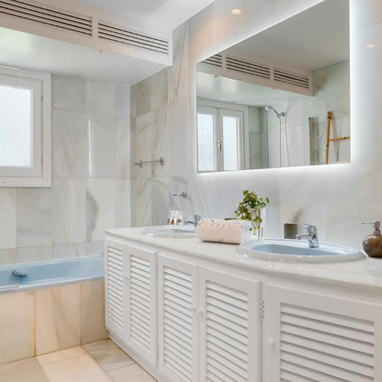2 bdr apartment next to the beach in Puerto Banús - Apartamento de 2 dormitorios - 25