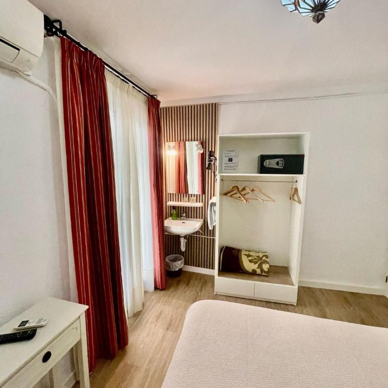 Pension Zurita - Double or Twin Room with Shared Bathroom - 6
