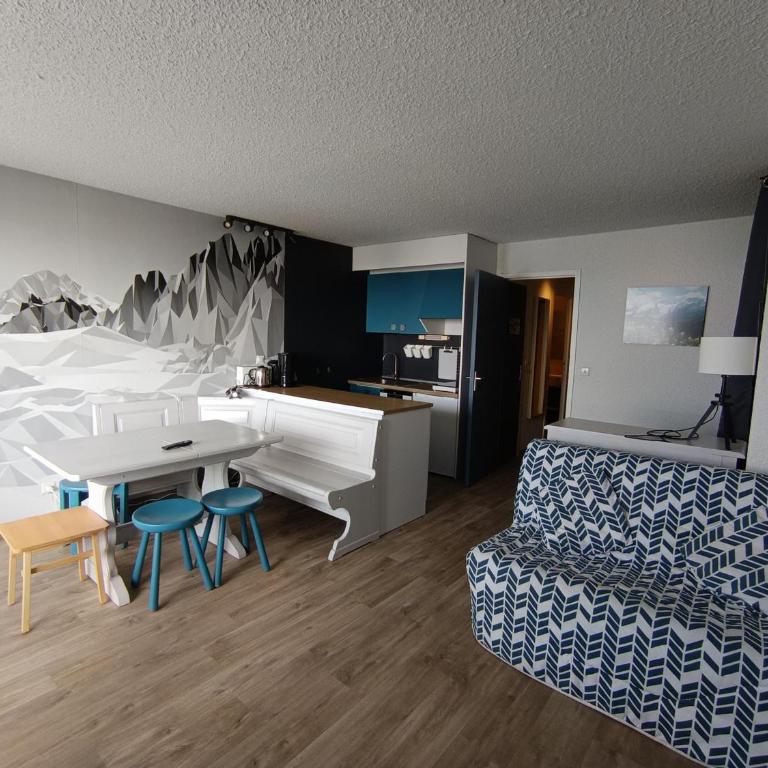 Appartement rénové avec balcon et parking, vue sur pistes - FR-1-445-156 - Studio - 2
