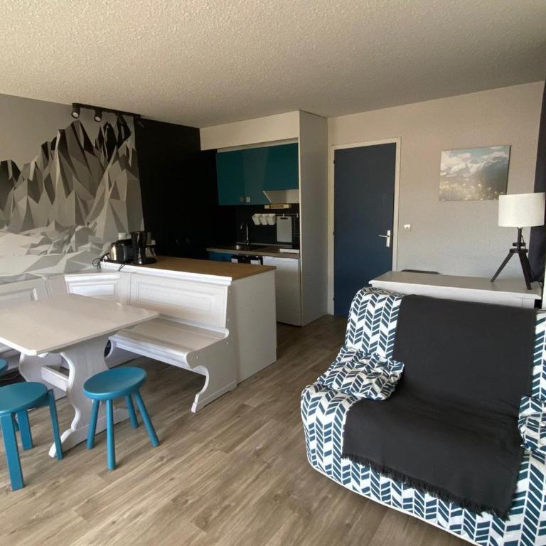 Appartement rénové avec balcon et parking, vue sur pistes - FR-1-445-156 - Studio - 12