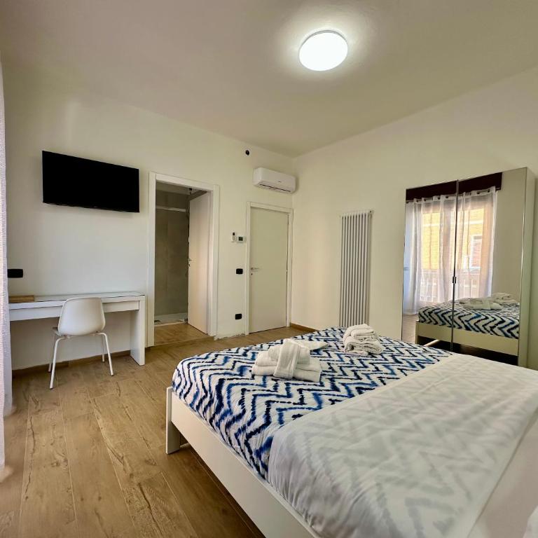 Opera Suites - Deluxe Double Room with Balcony - 4