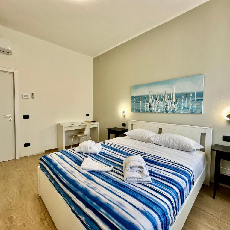 Opera Suites - Deluxe Double Room - 2