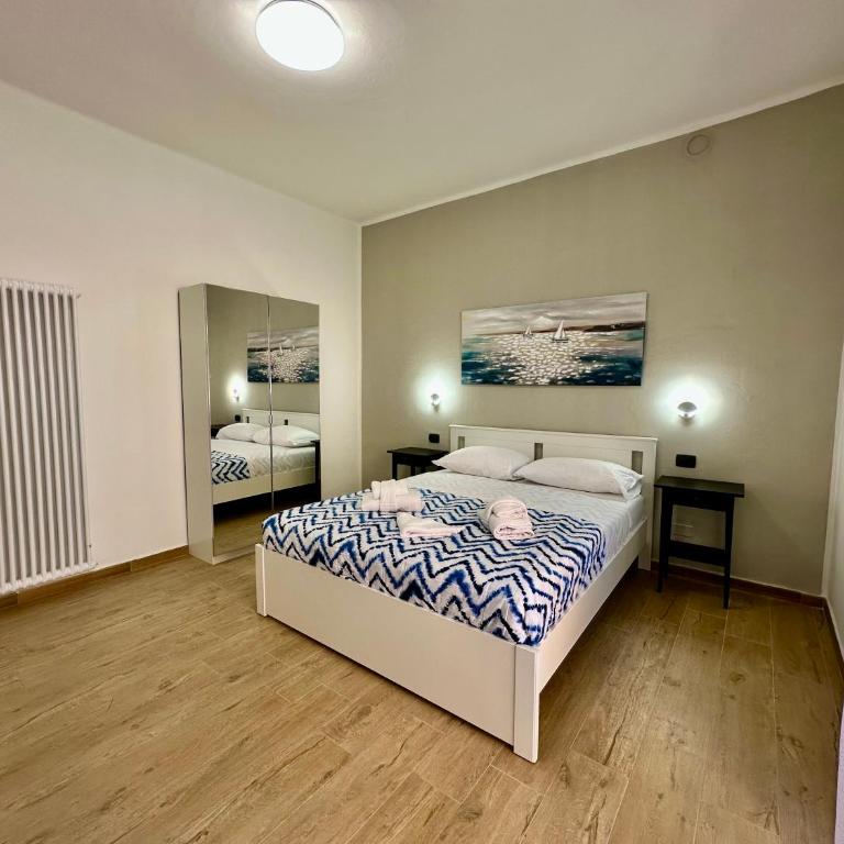 Opera Suites - Deluxe Double Room with Balcony - 3