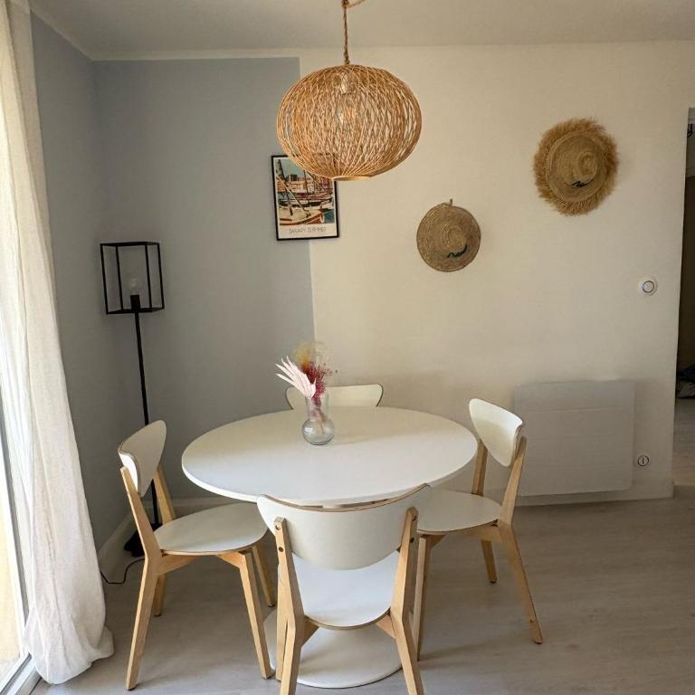 T2 tout confort et moderne, climatisé avec balcon et parking, à 10 min du port et de la plage - Appartement 1 Chambre - 3