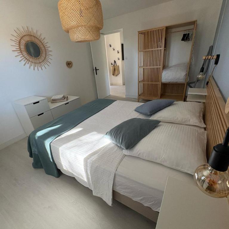 T2 tout confort et moderne, climatisé avec balcon et parking, à 10 min du port et de la plage - Appartement 1 Chambre - 12