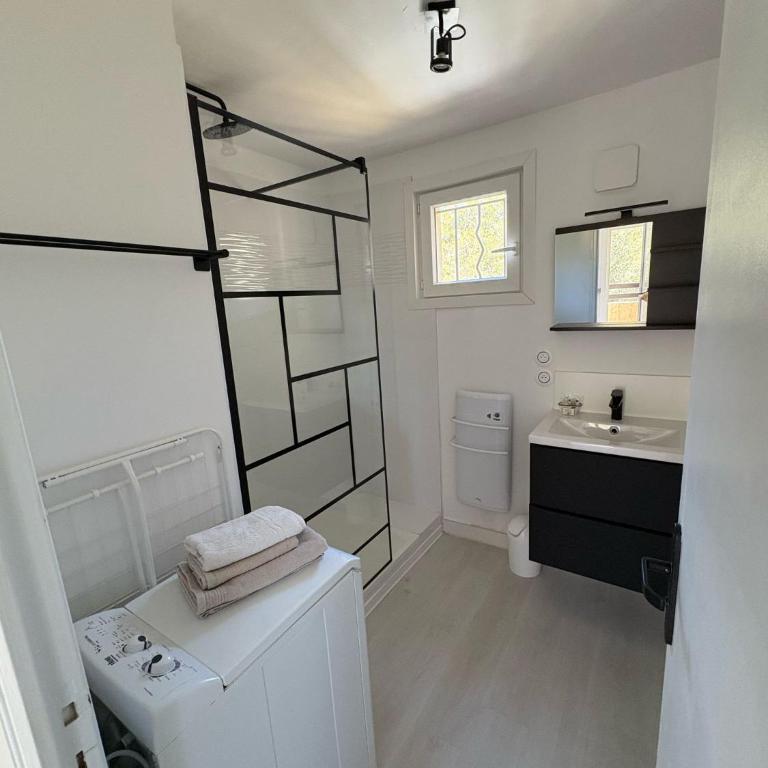 T2 tout confort et moderne, climatisé avec balcon et parking, à 10 min du port et de la plage - Appartement 1 Chambre - 15