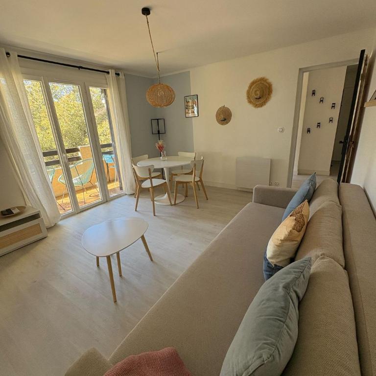 T2 tout confort et moderne, climatisé avec balcon et parking, à 10 min du port et de la plage - Appartement 1 Chambre - 16