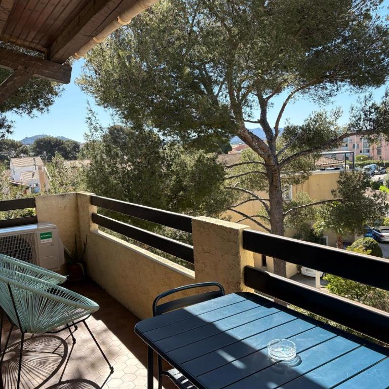 T2 tout confort et moderne, climatisé avec balcon et parking, à 10 min du port et de la plage - Appartement 1 Chambre - 17