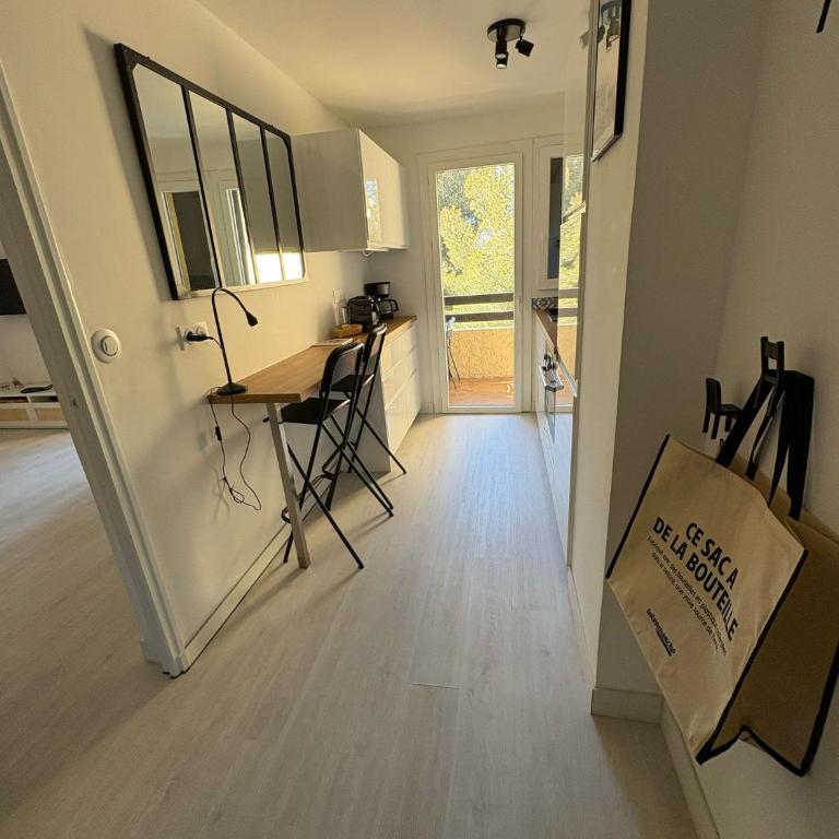 T2 tout confort et moderne, climatisé avec balcon et parking, à 10 min du port et de la plage - Appartement 1 Chambre - 18