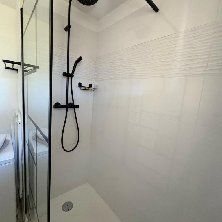 T2 tout confort et moderne, climatisé avec balcon et parking, à 10 min du port et de la plage - Appartement 1 Chambre - 20