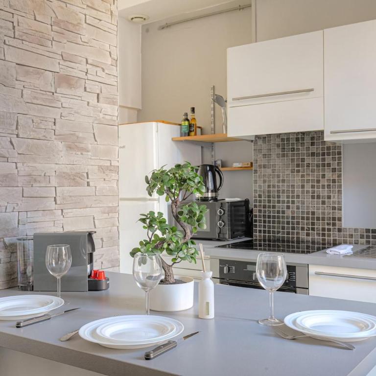 Joli studio fonctionnel, 2 personnes, Charpennes - One-Bedroom Apartment - 8